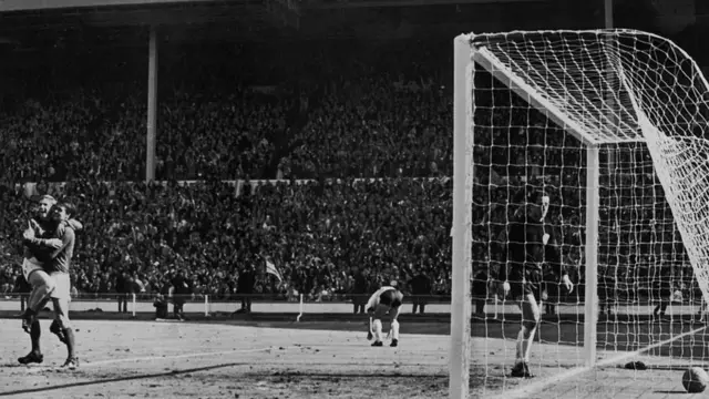 Jugadores ingleses celebran a la izquierda y portero alemán triste a la derecha