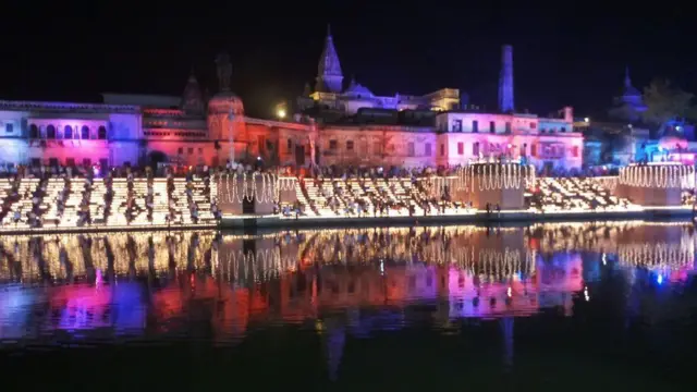 દિવાળી નિમિત્તે દીવાડાઓથી શણગારાયેલો અયોધ્યામાં સરયૂ નદીનો તટ