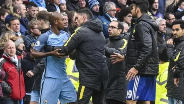 Fernandinho wuxuu kala tuuray Fabregas