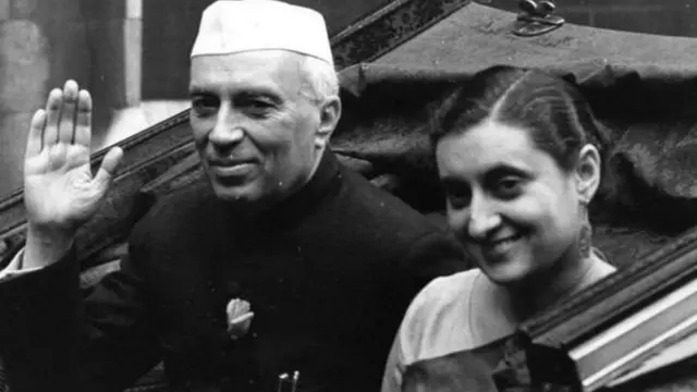 જવાહરલાલ નેહરુ અને ઇંદિરા ગાંધીનો ફોટોગ્રાફ