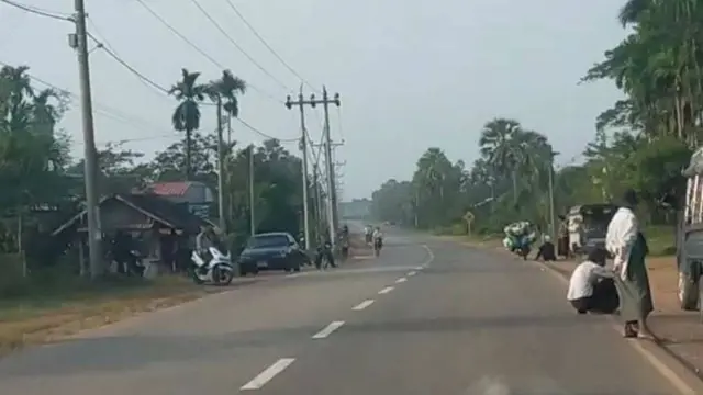 ဧပြီလတုန်းက မြိတ် - ထားဝယ်လမ်းပိတ်ထားတာကြောင့် ကားတွေစောင့်ဆိုင်းနေကြစဉ်