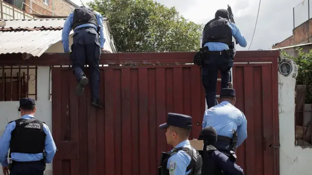 Policía entra en una casa como parte del estado de excepción.