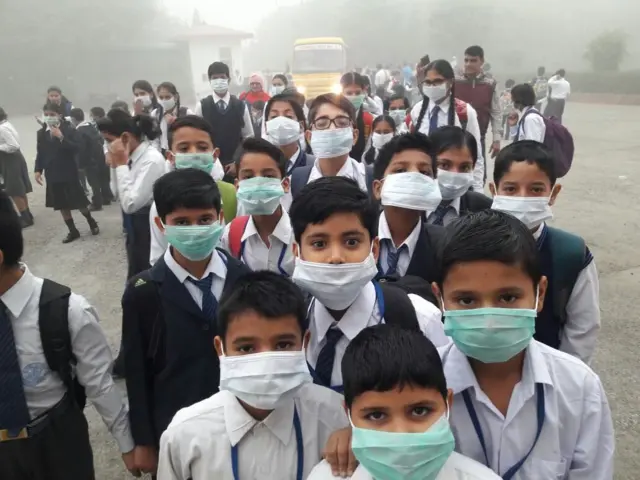 புதுடெல்லியில் உள்ள அனைத்து பள்ளிகளும் இந்த வாரம் ஞாயிற்றுக்கிழமை வரை மூடப்பட்டுள்ளது.