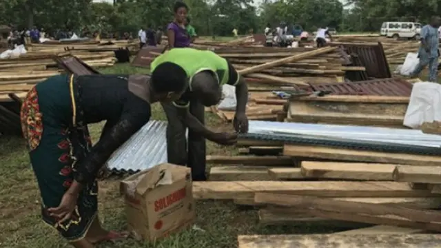 Dubban mutane ne suka rasa gidajensu