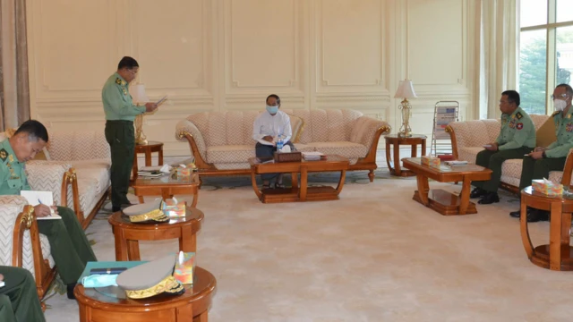 စစ်တပ်က ထုတ်ပြန်တဲ့ အာဏာလွှဲပြောင်းတဲ့အခမ်းအနားမှာတော့ ဒုသမ္မတ ၁ ဦးမြင့်ဆွေကိုပဲ တွေ့ရပြီး ဦးဟင်နရီဗန်ထီးယူကို မတွေ့ခဲ့ရ