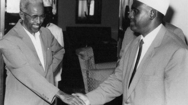 Adan Cabdulle Cusmaan iyo Cabdirashiid Cali Sharmaarke oo isa salaamayay maalintii xuriyadda ee 1960-kii