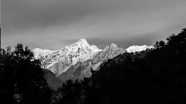 تم وضع مجموعة من المعدات أخيرا على قمة ناندا كوت