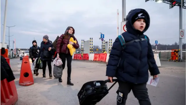 संयुक्त राष्ट्र के मुताबिक देश छोड़ कर जा रहे लोगों में आधे से अधिक बच्चे हैं. आशंका ज़ाहिर की गई है कि यूक्रेन-रूस संघर्ष की वजह से चालीस लाख से अधिक लोगों को देश छोड़ना पड़ सकता है.