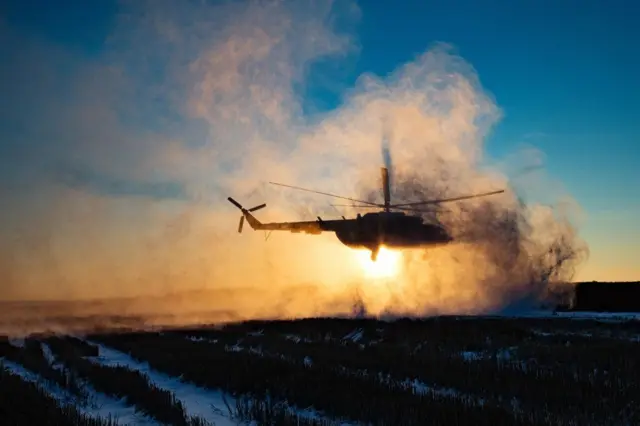 Гелікоптер з Порошенком сідає на гору Карачун, де відбувся запуск відновленої телепередавальної станції, Донецька обл., 5 грудня 2016 року