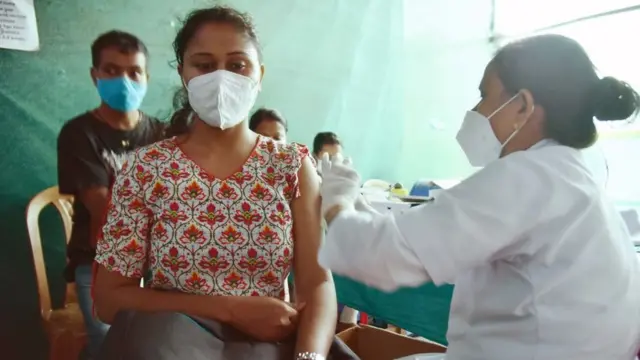 વૅક્સિન લેતી યુવતી