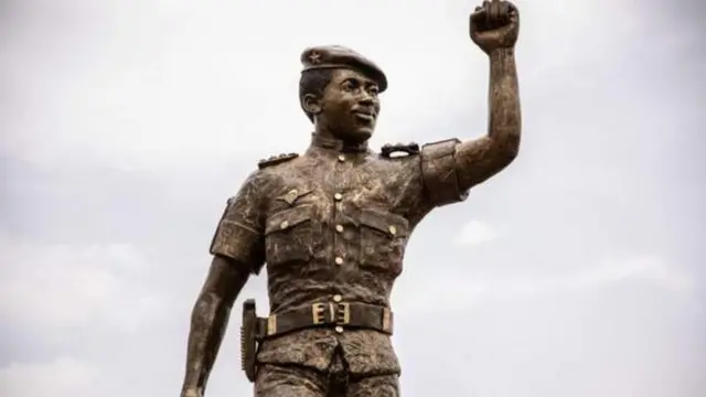 One bronze statue of Thomas Sankara for im memorial for di Conseil de l'Entente for di capital, Ouagadougou