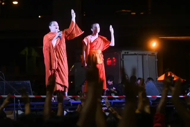 นักบวชในม็อบ