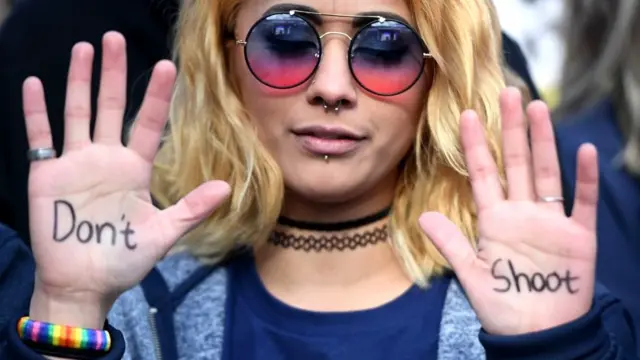 वाशिंगटन में बंदूक़ विरोधी प्रदर्शनकारी