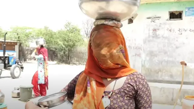 રમિલા: "બાળકોને પણ અમારે કહેવું પડે છે કે થોડું થોડું પાણી પીજો નહીં તો સાંજ પહેલાં પાણી ખાલી થઈ જાય છે"