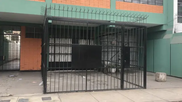 Entrada enrejada a una propiedad