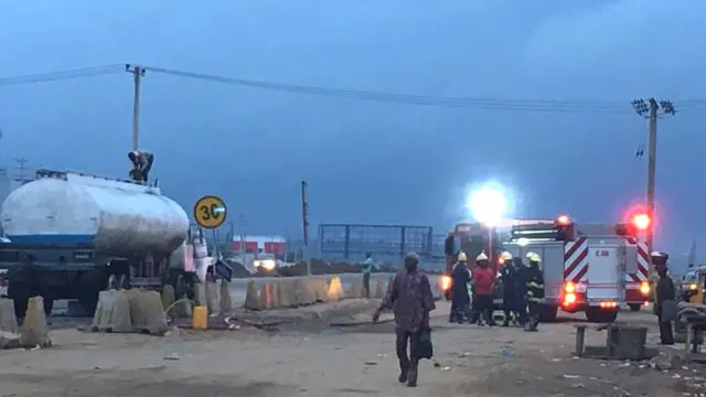 Awọn osisẹ pajawiri wa pẹlu ọkọ epo to n da epo silẹ