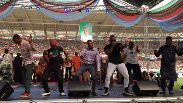 Entertainers give pipo music to dance to