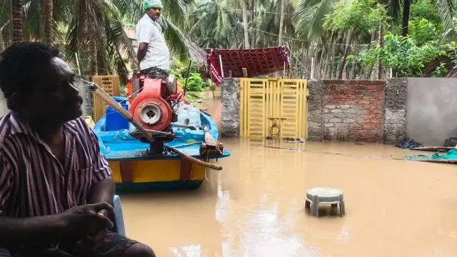 వరదలతో ఇంట్లోకి వచ్చిన నీరు