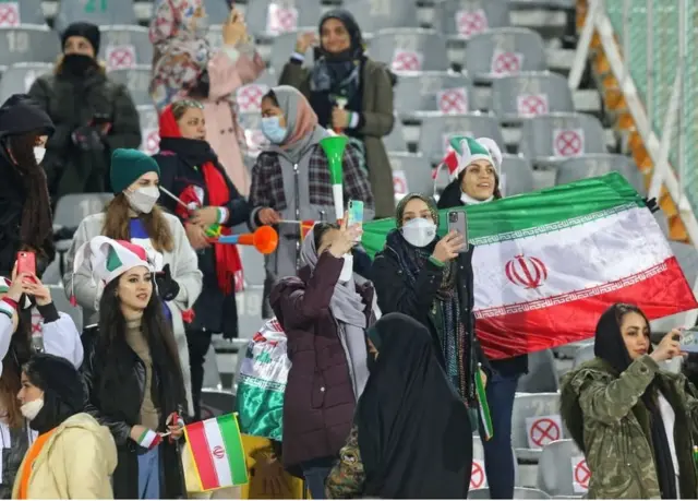 بازی فوتبال ایران و عراق در استادیوم آزادی