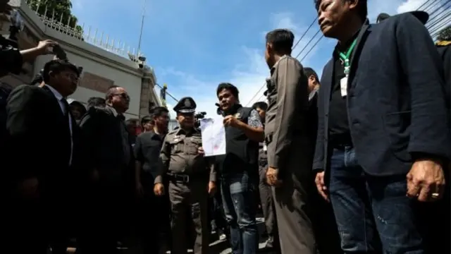 เจ้าหน้าที่ตำรวจเข้าค้นบ้านพักของน.ส. ยิ่งลักษณ์ ชินวัตร เมื่อวันที่ 28 ก.ย. 2560