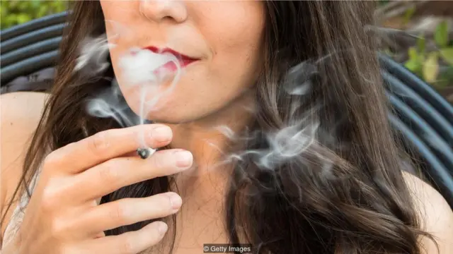 諷刺的是,知道自己的死亡時間會引發吸煙、酗酒和暴飲暴食等虛無主義行為。(Credit: Getty Images)