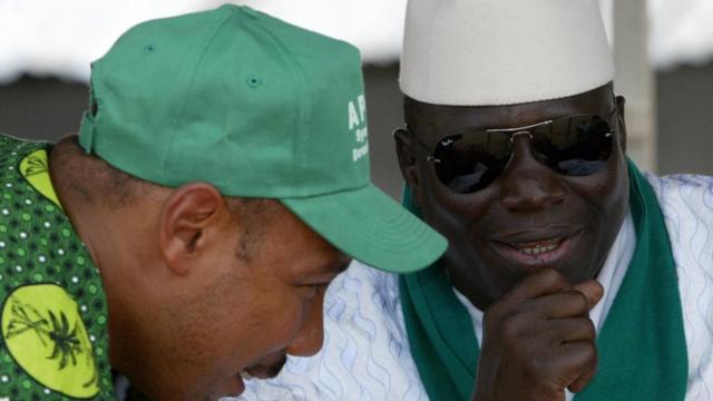 Edward Singhateh avec l'ex président Yahya Jammeh lors d'un meeting politique en septembre 2006
