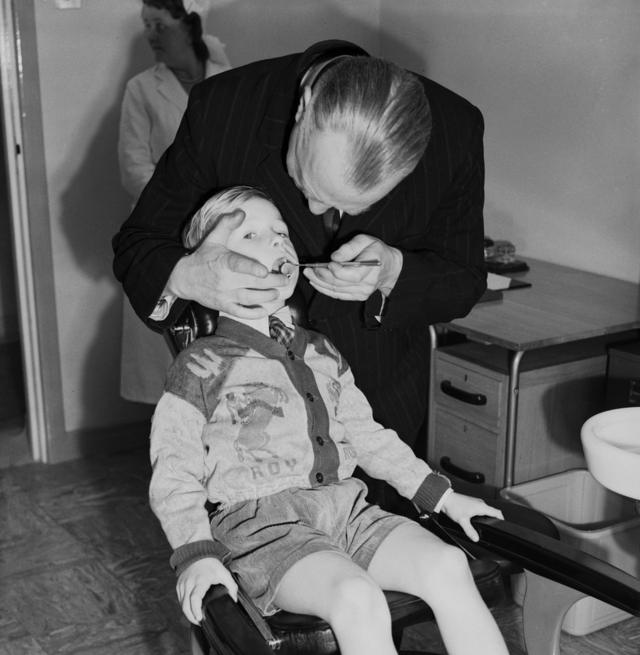 5岁的戴维·赫斯特在伦敦新开的LCC伍德拜里保健中心轻症诊所治牙。