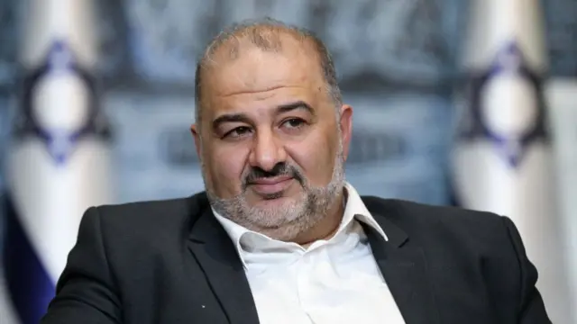 અબ્બાસનું માનવું છે કે ઇઝરાયલમાં આરબ વસતીના વિકાસ માટે જરૂર છે કે તેમના નેતા મુખ્ય ધારાની યહૂદી પાર્ટીઓ સાથે મળીને કામ કરે