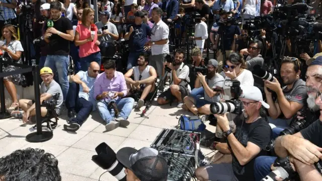 Des journalistes attendant une éventuelle déclaration de Cristiano Ronaldo à sa sortie du tribunal.