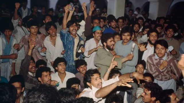 અનંતનાગની એક મસ્જિદમાં નરમ તથા ગરમ ભાગલાવાદીઓ વચ્ચેની ચર્ચાનું દૃશ્ય (ઑક્ટોબર-1989)