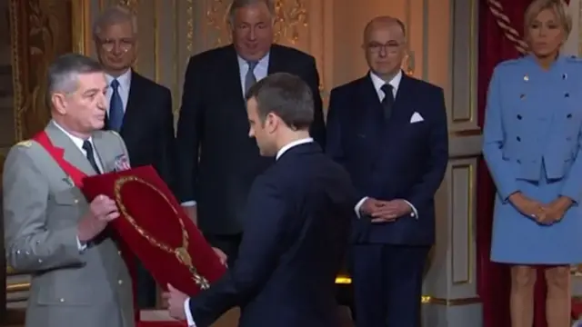 முதலாம் நெப்போலியன் அணிந்த நெக்லஸ், படையணியின் மாரியாதைக்குரிய கிராண்ட் மாஸ்டர் பதவியின் அடையாளம்