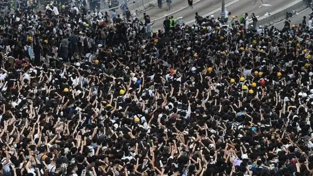 ผู้ประท้วงตะโกนใส่ตำรวจ หลังตำรวจยิงแก๊สน้ำตา ระหว่างการชุมนุมต่อต้านร่างกฎหมายส่งผู้ร้ายข้ามแดน 12 มิ.ย.