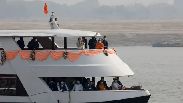 दिसंबर 2021 में वाराणसी में गंगा में क्रूज़ पर सवार पीएम मोदी और सीएम योगी