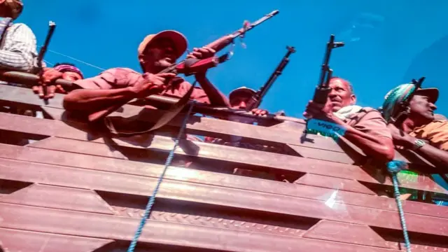 Sidoo kale maleeshiyaadka Amxaarada ayaa is abaabulaya, iyagoo dowladda la jira