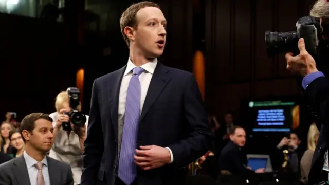 آقای زاکربرگ بعد از وارد شدن به صحن جلسه علنی کنگره بسیار مضطرب به نظر می‌آمد