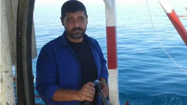 الصياد الفسطيني زكريا بكر