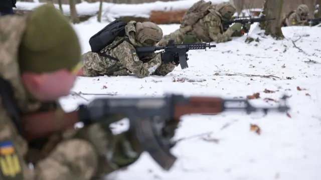تدريب لوحدة دفاع في غابة يوم 22 يناير/كانون الثاني 2022 في كييف، أوكرانيا