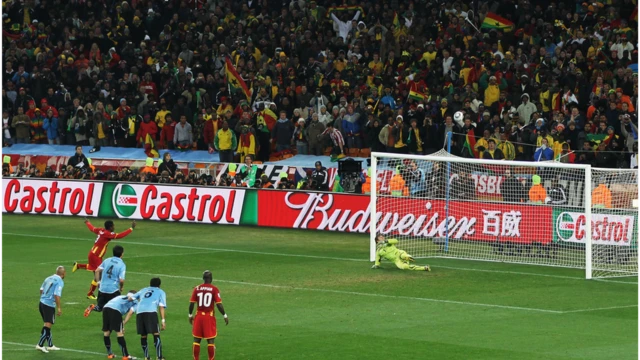 Le penalty de Gyan frôle le haut de la barre