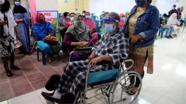 বাংলাদেশে টিকাদানের মূল কর্মসূচি শুরু করা হয়েছে ফেব্রুয়ারি মাসের শুরুতে।