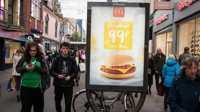 맥도날드는 햄버거 가격을 내린 대신 음료수, 디저트와 같은 부가 상품으로 수익을 올린다