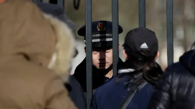 Anaokulunun girişi veliler ve gazeteciler