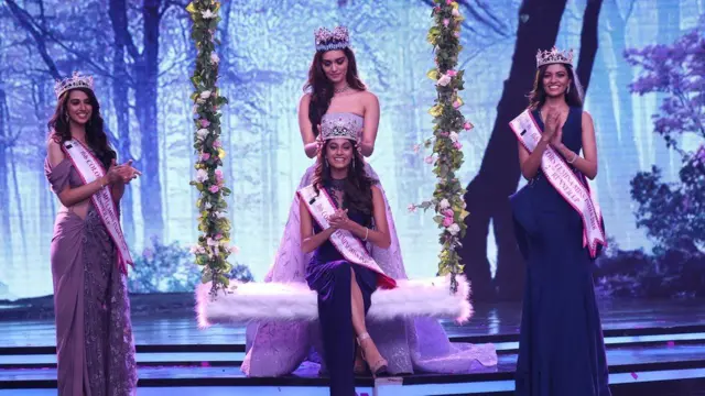 અનુકૃતિને તાજ પહેરાવી રહેલાં માનુષી છિલ્લરની તસવીર