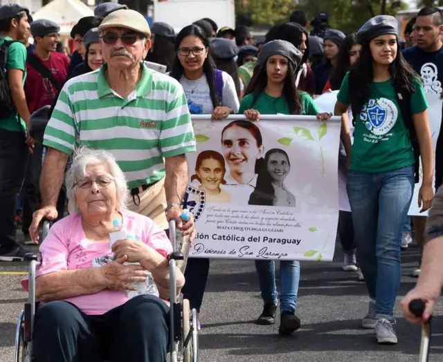 El público marcha con carteles que muestran la foto de la monja Chiquitunga.
