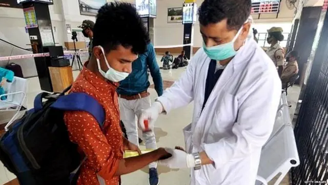 તપાસ કરતાં ડૉક્ટર