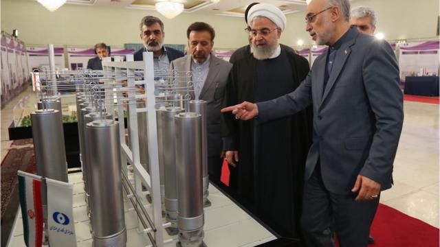 الرئيس روحاني يتفقد في طهران التكنولوجيا النووية مع علي أكبر صالحي.