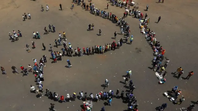 Ndị mmadụ kwụ n'ahịrị