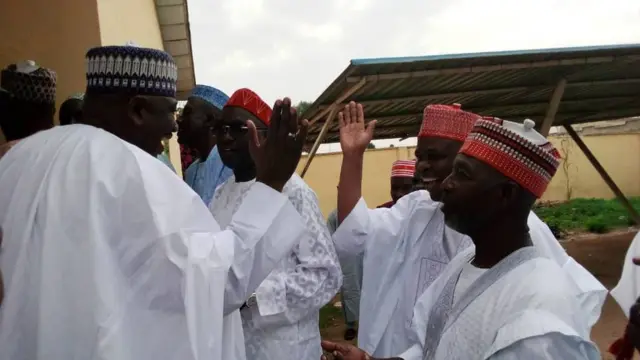 Sai dai ko da yake hukuncin bai yi wa jam'iyyar PDP dadi ba kuma tuni ta sha alwashin daukaka kara, amma a wannan hoton shugaban jam'iyyar APC na Kano, Abdullahi Abbas(hagu) da kuma na PDP, Rabi'u Sulaiman Bichi sun sha hannu a wajen kotun.