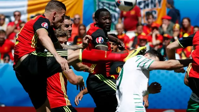 La jugada polémica del partido cuando empataba 0-0. ¿Fue penalti de Alderweireld sobre Long?