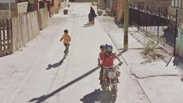 Niños corriendo en un pueblo del Desierto de Atacama