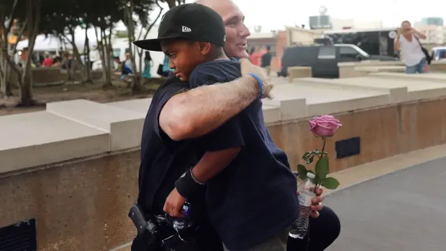 Policía blanco abraza a niño negro
